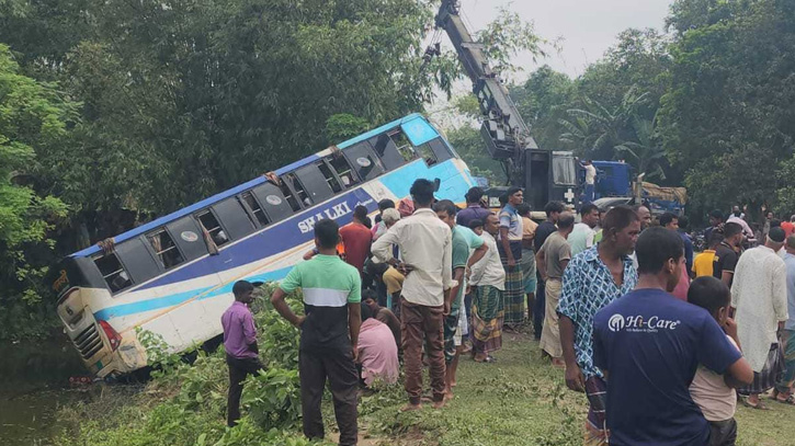 নিয়ন্ত্রণ হারিয়ে পুকুরে উল্টে পড়লো যাত্রীবাহী বাস, ১৯ জন আহত