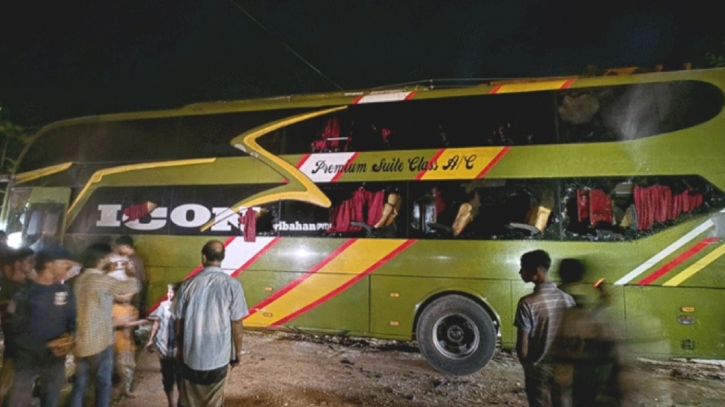 কক্সবাজারে চলন্ত বাসে আগুন, জানালার কাচ ভেঙে ৩০ যাত্রী উদ্ধা