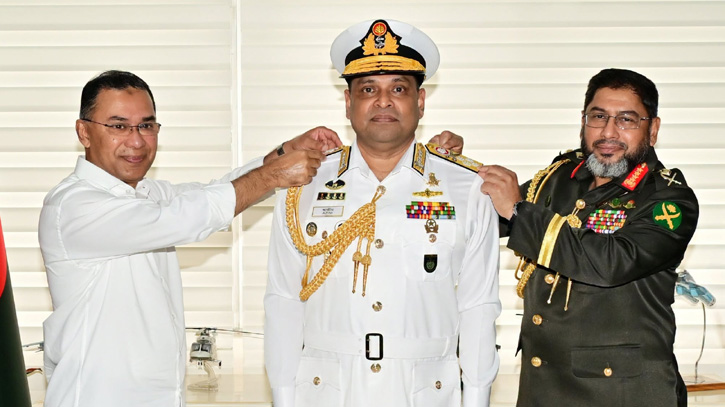 পদোন্নতি পেলেন নৌবাহিনী প্রধান, র‌্যাংক পরিয়ে দিলেন প্রধানমন