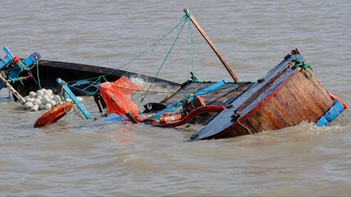বঙ্গোপসাগরে ট্রলারডুবি: ১৪ জেলে নিখোঁজ, উদ্ধারে সাগরে অন্য ট
