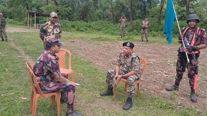 গ্রামবাসীর ধাওয়া খেয়ে অস্ত্র ফেলে পালালো বিএসএফ, ফেরত দিলো ব