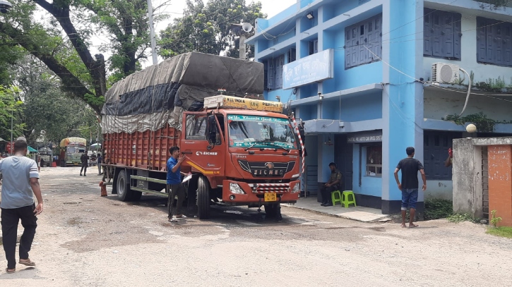 হিলি স্থলবন্দর দিয়ে আমদানি-রফতানি বন্ধ করলো ভারতীয়রা, জানা গ