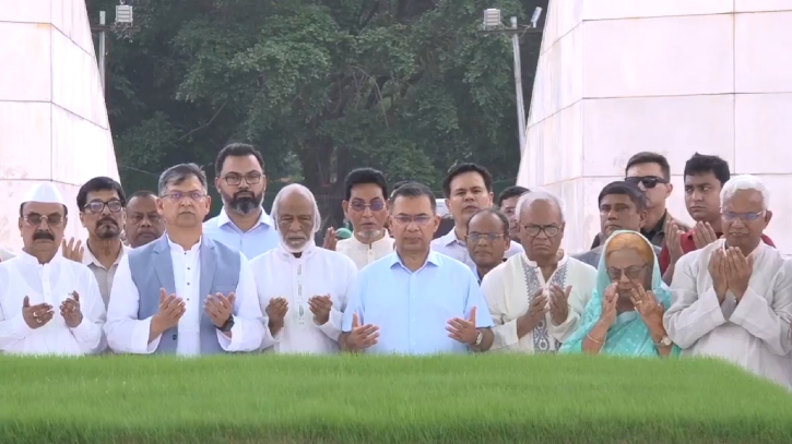 বাবা-মায়ের কবরে তারেক রহমানের শ্রদ্ধা নিবেদন