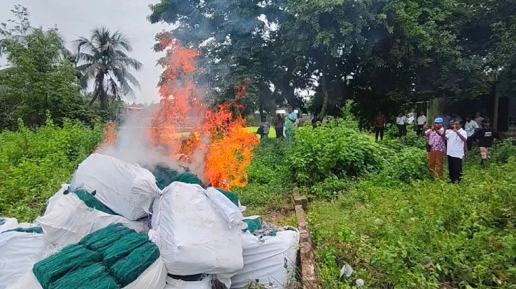 ভৈরবে অবৈধ ২২ বস্তা চায়না দুয়ারি জব্দ করে পুড়িয়ে ধ্বংস