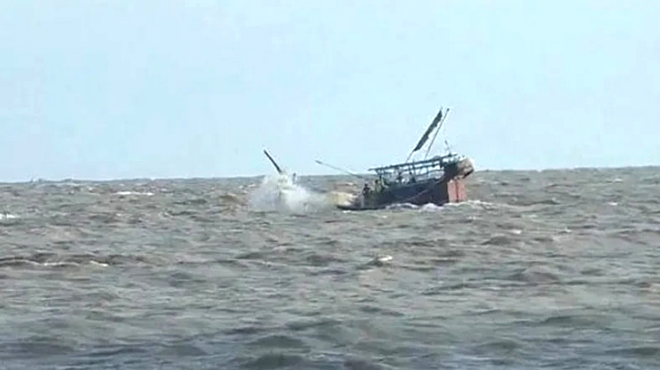 কক্সবাজারে মাছ ধরার ট্রলার ডুবে ২ জেলে নিহত, নিখোঁজ ২