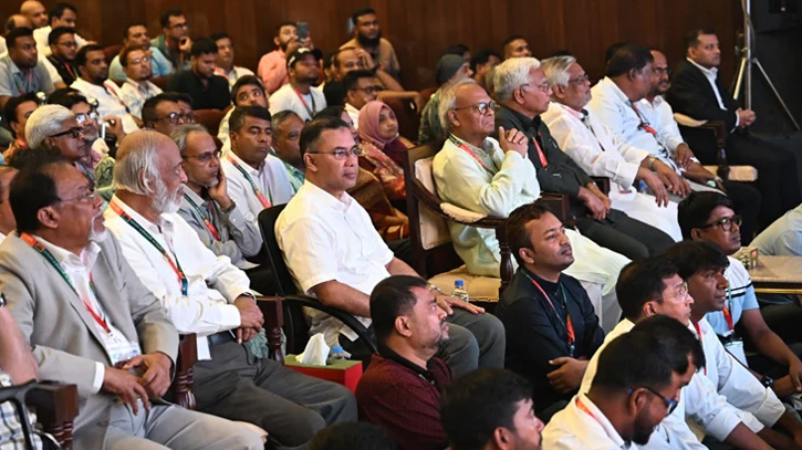 দর্শক সারিতে বসে প্রতিষ্ঠাবার্ষিকীর সাংস্কৃতিক অনুষ্ঠান উপভো