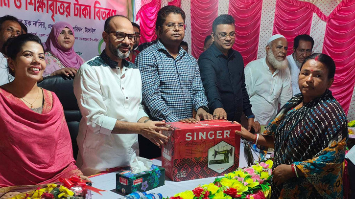 ঘাটাইলে শিক্ষার্থী ও সুবিধাবঞ্চিতদের বাইসাইকেল, সেলাই মেশিন 
