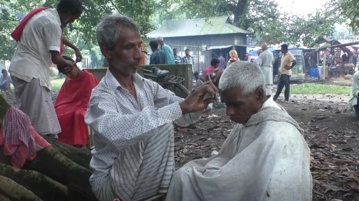 নরসুন্দরের হাট: যেখানে ১০ টাকায় কাটা যায় চুল-দাড়ি-গোঁফ