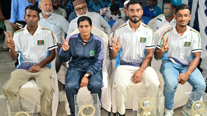 বিশ্ব দূরপাল্লা সাঁতারে পদকজয়ী সাঁতারুদের সংবর্ধনা প্রদান