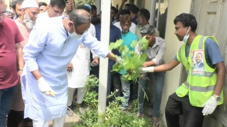 টাঙ্গাইলে হাসপাতালের আঙিনা নিজ হাতে পরিষ্কার করলেন প্রতিমন্ত্রী টুকু