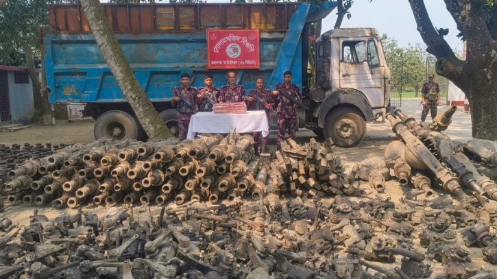 ট্রাকের পাথরের নিচে মিললো গাড়ির যন্ত্রাংশ, ১৩৫ ভারতীয় মোবাইল
