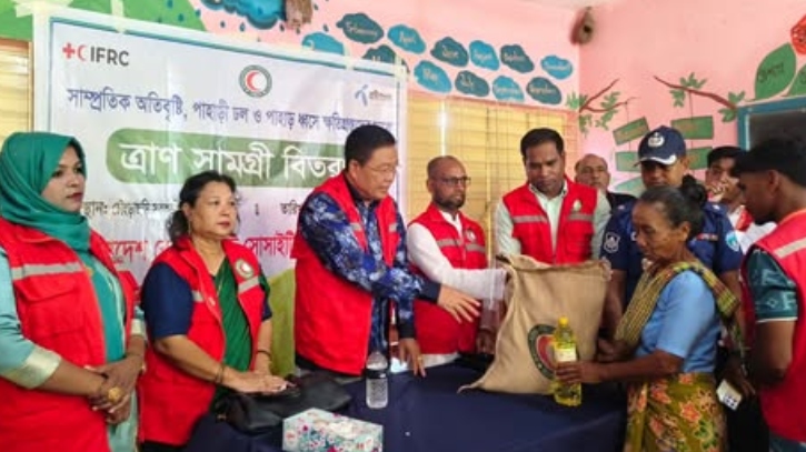 মহালছড়িতে বন্যায় ক্ষতিগ্রস্তদের মাঝে রেড ক্রিসেন্টের ফুড প্য