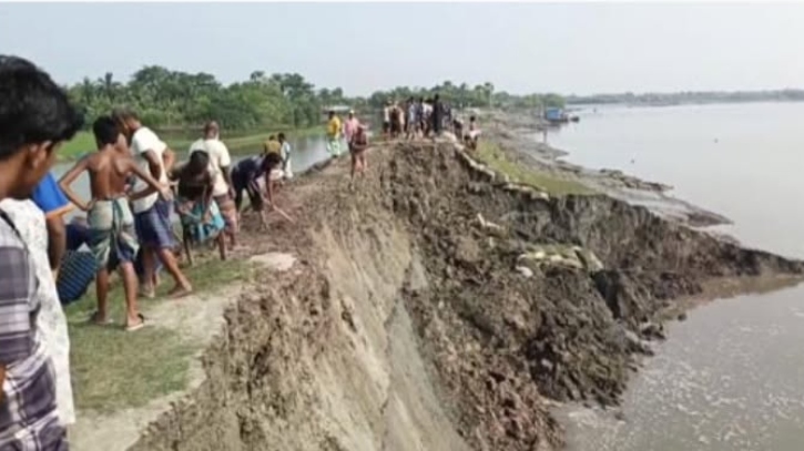বেড়িবাঁধে ভয়াবহ ভাঙন, স্বেচ্ছাশ্রমের ভিত্তিতে সংস্কার কাজ শুরু 