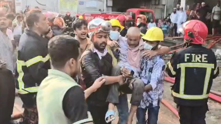 গাজীপুরে পোশাক কারখানায় আগুন: পানির উৎস না থাকায় হিমশিম খাচ্