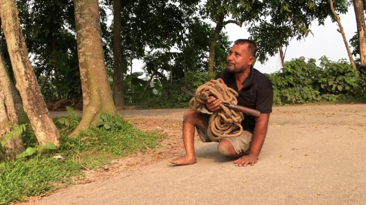 দুই পায়ে হাঁটতে না পারা কামাল জীবিকার তাগিদে ওঠেন গাছের মগডালে!
