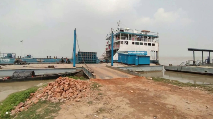 পদ্মায় তীব্র স্রোতে আবারও ধাওয়াপাড়া-নাজিরগঞ্জ নৌরুটে ফেরি 