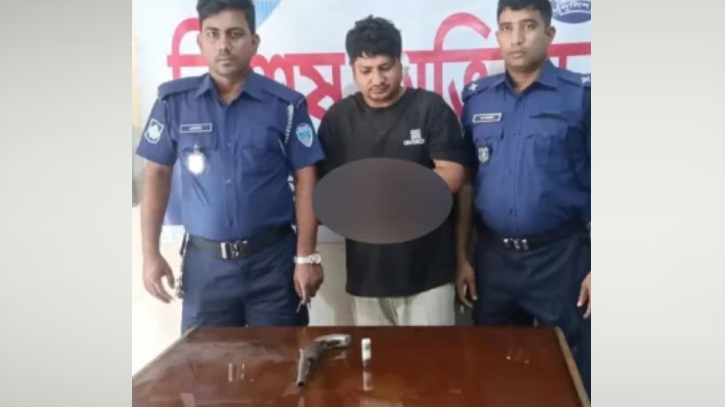কুমিল্লায় আগ্নেয়াস্ত্র ও কার্তুজসহ যুবক আটক, গণপিটুনি দিয়ে প