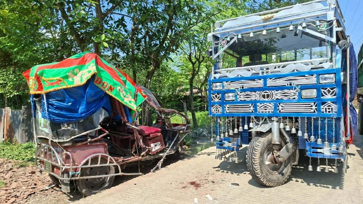 হিলিতে ভটভটি ও অটো মুখোমুখি সংঘর্ষে শিশুসহ আহত ৪