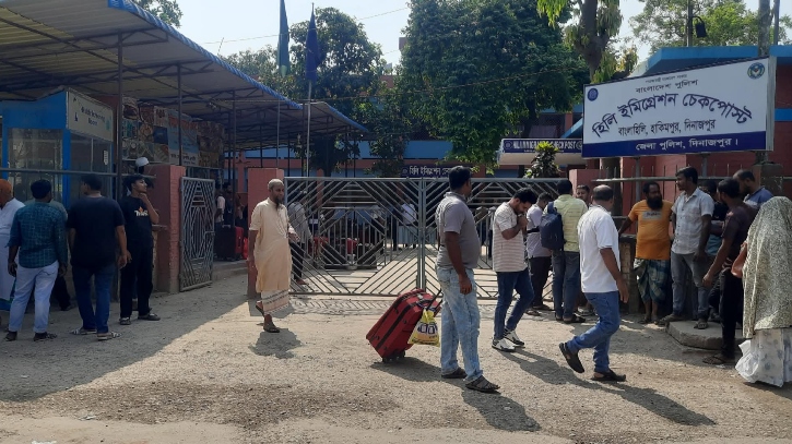 শারদীয় দূর্গাপূজা উপলক্ষে হিলি ইমিগ্রেশনে বেড়েছে যাত্রী পারা