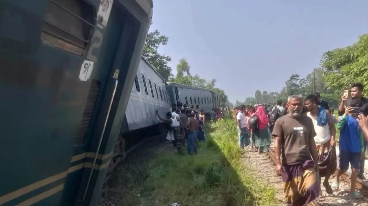কর্ণফুলী কমিউটার লাইনচ্যুত, চট্টগ্রাম-ঢাকা রেল যোগাযোগ বন্ধ